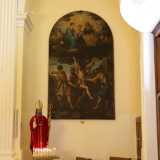 Spostandoci sulle pareti laterali, notiamo che sono scandite da tre arcate ciascuna, contenenti dipinti seicenteschi e statue sacre, alcune delle quali sono patrimonio di confraternite rimaste senza una chiesa e ospitate nel corso dei secoli tutte in questa �casa�